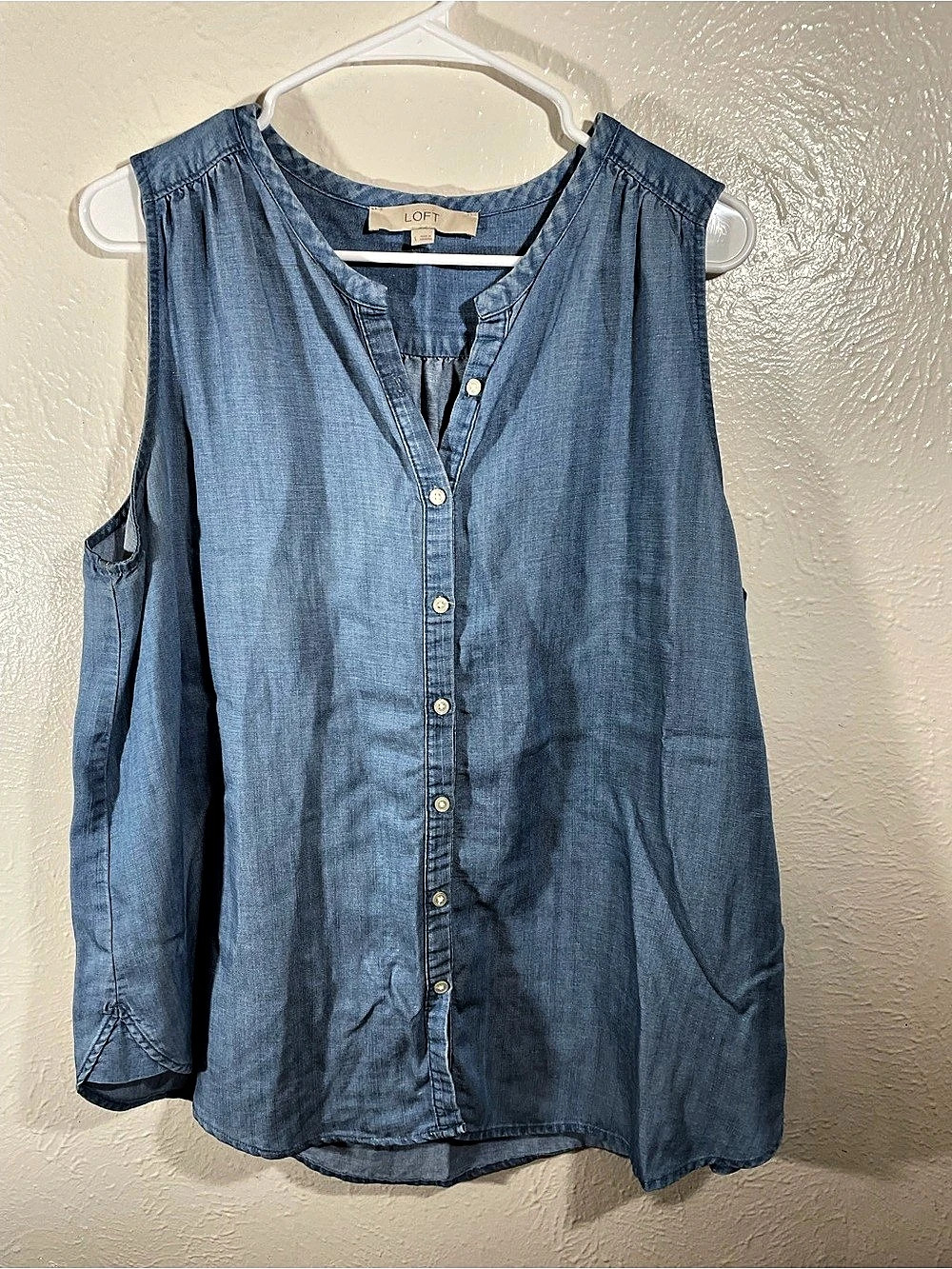 LOFT Chambray Button Front Top in Blue Size Large Like New